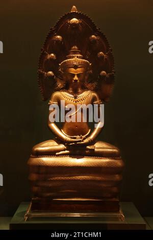 Antiqe Buddha Bronzestatue, geschützt durch Naga Hood, wurde um das 11. Jahrhundert erbaut und im Thailändischen Nationalmuseum ausgestellt Stockfoto