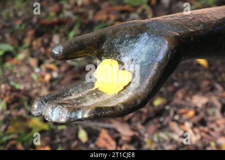 Es liegt auf der Hand: Es ist Herbst und das Wetter wird nach und nach bunter und wechselhafter. Ein buntes Blatt liegt am Donnerstag 12.10.2023 in der Hanse- und Universitätsstadt Rostock in den örtlichen Wallanlagen bei der Skulptur reife von Reinhard Buch auf einer Hand aus Bronze. Für die kommenden Tage erwarten Sie die Metrologen in Mecklenburg Vorpommern eher wolkiges Wetter und etwas Regen. Dazu wird es zunächst noch etwas wärmer und windiger. Doch die Sonne macht sich etwas rar, so dass man bunte Blätter auch wieder an ungewöhnlichen Stellen finden wird. *** Es ist offensichtlich, dass es Herbst ist und Stockfoto