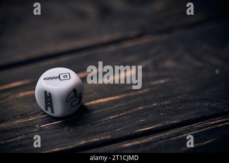 Würfel mit lustigen Lebensstil-Symbolen. Schlüsselschild auf der Oberseite. Stockfoto