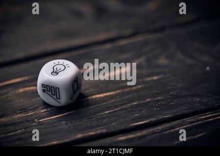 Würfel mit lustigen Lebensstil-Symbolen. Ideenschild auf der Oberseite. Stockfoto