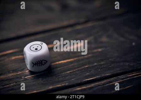 Würfel mit lustigen Lebensstil-Symbolen. Fragezeichen oben. Stockfoto