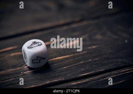 Würfel mit lustigen Lebensstil-Symbolen. Autokennzeichen auf der Oberseite. Stockfoto