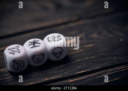 Würfel mit lustigen Lebensstil-Symbolen Stockfoto