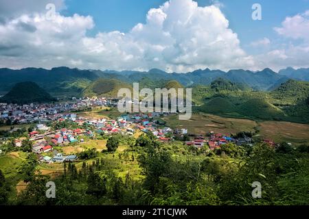 Blick auf die Twin Mountains und Kalkstein Karstplateau vom Quan Ba Heaven Gate, Tam Son, Ha Giang, Vietnam Stockfoto