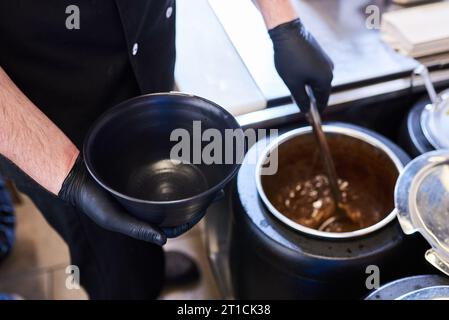 Der Prozess der Herstellung traditioneller japanischer Suppen-Ramen Stockfoto