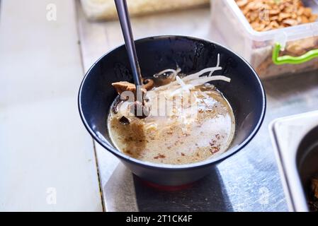 Der Prozess der Herstellung traditioneller japanischer Suppen-Ramen Stockfoto