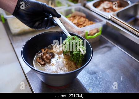Der Prozess der Herstellung traditioneller japanischer Suppen-Ramen Stockfoto