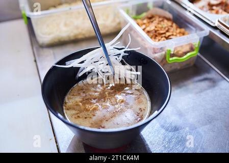 Der Prozess der Herstellung traditioneller japanischer Suppen-Ramen Stockfoto