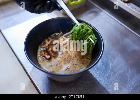 Der Prozess der Herstellung traditioneller japanischer Suppen-Ramen Stockfoto