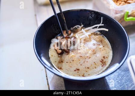 Der Prozess der Herstellung traditioneller japanischer Suppen-Ramen Stockfoto