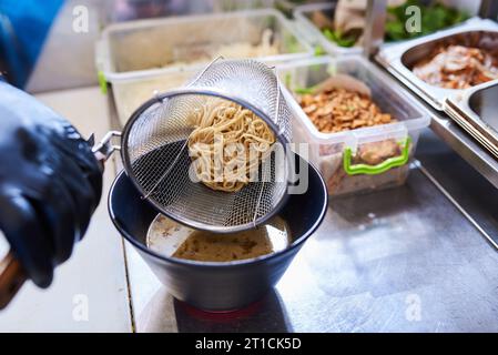 Der Prozess der Herstellung traditioneller japanischer Suppen-Ramen Stockfoto