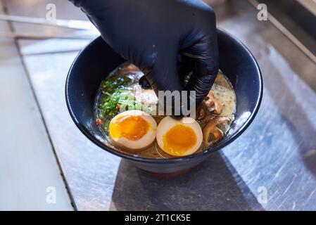 Der Prozess der Herstellung traditioneller japanischer Suppen-Ramen Stockfoto