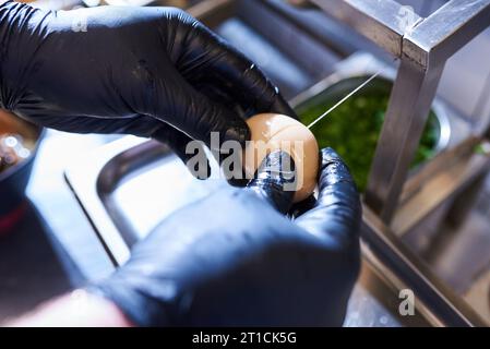 Der Prozess der Herstellung traditioneller japanischer Suppen-Ramen Stockfoto