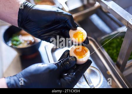Der Prozess der Herstellung traditioneller japanischer Suppen-Ramen Stockfoto