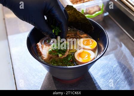 Der Prozess der Herstellung traditioneller japanischer Suppen-Ramen Stockfoto