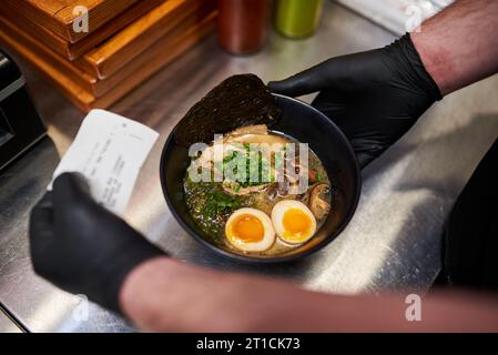 Der Prozess der Herstellung traditioneller japanischer Suppen-Ramen Stockfoto