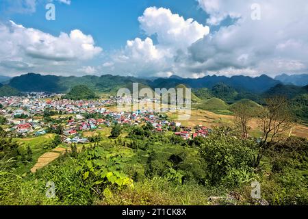 Blick auf die Twin Mountains und Kalkstein Karstplateau vom Quan Ba Heaven Gate, Tam Son, Ha Giang, Vietnam Stockfoto