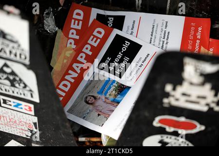 London, Großbritannien. Oktober 2023. Vermisste Plakate für israelische Bürger, die letzte Woche bei einem Hamas-Angriff auf Israel entführt wurden, wurden in Mornington Crescent, Camden, London, entsorgt. Zwei Frauen wurden kürzlich auf Video aufgenommen, als sie die Plakate niederrissen. Der ehemalige Hamas-Führer Khaled Meshaal ruft heute, Freitag, den 13., zu einem Tag des Dschihad auf und fordert die Muslime auf, aus Protest gegen Israel "auf die Straße zu gehen". Foto: Ben Cawthra/SIPA USA Credit: SIPA USA/Alamy Live News Stockfoto