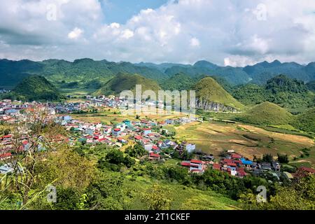 Blick auf die Twin Mountains und Kalkstein Karstplateau vom Quan Ba Heaven Gate, Tam Son, Ha Giang, Vietnam Stockfoto