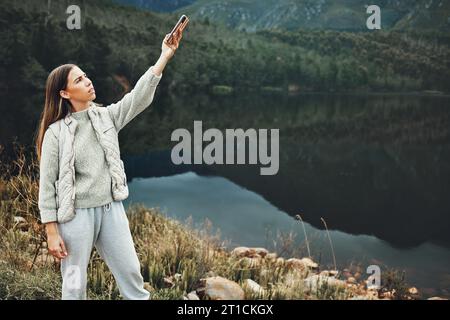 Verbindung, Suche und Frauenwanderung mit Telefon, Problem oder schlechtem Signal, Fehler oder Fehler in der Natur. Smartphone, 404 oder eine Entdeckerin verwechselt mit Stockfoto