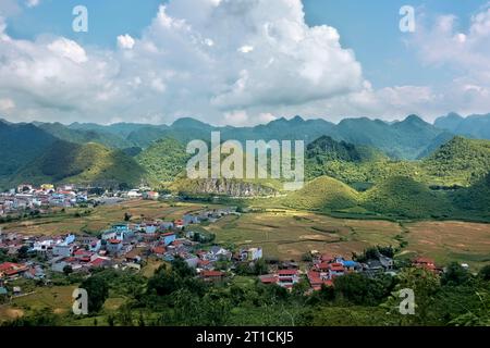 Blick auf die Twin Mountains und Kalkstein Karstplateau vom Quan Ba Heaven Gate, Tam Son, Ha Giang, Vietnam Stockfoto
