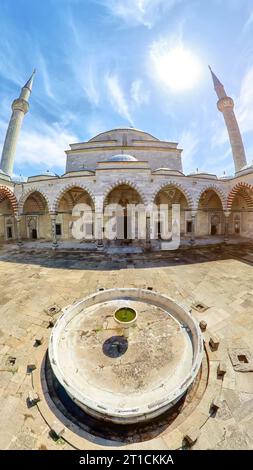 Bayezid II Moschekomplex in Edirne, Türkei, außergewöhnliches Beispiel der osmanischen Architektur aus dem 15. Jahrhundert. Es wird ergänzt durch friedliche Gärten und Stockfoto