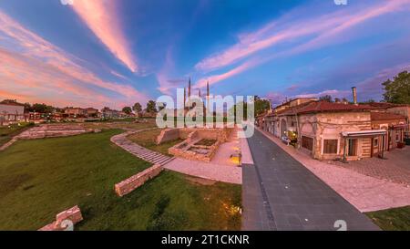 Sonnenuntergang von Edirne in der Türkei. Eski Ulu Alte Moschee und Selimiye Moschee im Selimiye Park. Stockfoto