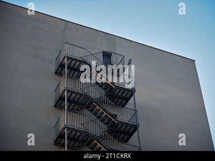 In einem modernen Gebäude entweicht ein Feuer von außen. Stockfoto