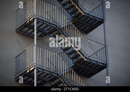 In einem modernen Gebäude entweicht ein Feuer von außen. Stockfoto