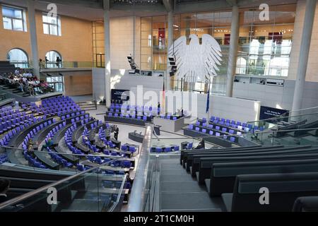 Symbolfoto Plenarsaal Deutscher Bundestag Symbolbild und Themenbild leerer Plenarsaal bei einer Sitzung des Deutschen Bundestag im Reichstagsgebaeude in Berlin, 13.10.2023 Berlin Berlin Deutschland *** Symbolfoto Plenarsaal Deutscher Bundestag Symbolbild und Themenbild leerer Plenarsaal bei einer Sitzung des Deutschen Bundestages im Reichstagsgebäude in Berlin, 13 10 2023 Berlin Deutschland Credit: Imago/Alamy Live News Stockfoto