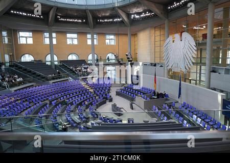 Symbolfoto Plenarsaal Deutscher Bundestag Symbolbild und Themenbild leerer Plenarsaal bei einer Sitzung des Deutschen Bundestag im Reichstagsgebaeude in Berlin, 13.10.2023 Berlin Berlin Deutschland *** Symbolfoto Plenarsaal Deutscher Bundestag Symbolbild und Themenbild leerer Plenarsaal bei einer Sitzung des Deutschen Bundestages im Reichstagsgebäude in Berlin, 13 10 2023 Berlin Deutschland Credit: Imago/Alamy Live News Stockfoto