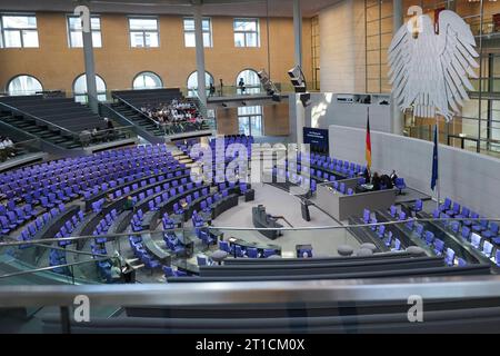 Symbolfoto Plenarsaal Deutscher Bundestag Symbolbild und Themenbild leerer Plenarsaal bei einer Sitzung des Deutschen Bundestag im Reichstagsgebaeude in Berlin, 13.10.2023 Berlin Berlin Deutschland *** Symbolfoto Plenarsaal Deutscher Bundestag Symbolbild und Themenbild leerer Plenarsaal bei einer Sitzung des Deutschen Bundestages im Reichstagsgebäude in Berlin, 13 10 2023 Berlin Deutschland Credit: Imago/Alamy Live News Stockfoto