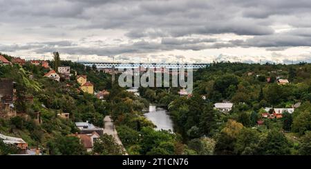 Dyje-Tal mit Eisenbahnbrücke darüber und Loucky-klaster-Kloster auf dem Hintergrund von der Burg Znojemsky hrad in der Stadt Znojmo in der Tschechischen republik durin Stockfoto