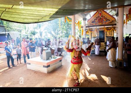 26. Oktober 2019, Kannur, Kerala. Ein Theyyam-Künstler führt das Ritual während des Tempelfestes in Kannur auf. Es ist eine rituelle Volkskunst-Form von Ker Stockfoto