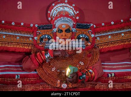 26. Oktober 2019, Kannur, Kerala. Ein Theyyam-Künstler führt das Ritual während des Tempelfestes in Kannur auf. Es ist eine rituelle Volkskunst-Form von Ker Stockfoto