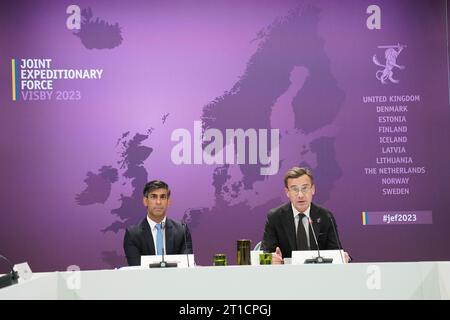 Premierminister Rishi Sunak (links) und schwedischer Premierminister Ulf Kristersson während einer Plenartagung auf dem Gemeinsamen Expeditionsgipfel (JEF) auf der Baltischen Insel Gotland, Schweden. Bilddatum: Freitag, 13. Oktober 2023. Stockfoto