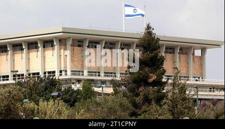 Knesset in Jerusalem mit israelischer Fahne 25.01.23: Knesset in Jerusalem mit israelischer Fahne. Das Einkammerparlament des Staates Israel Jerusalem Knesset Israel *** Knesset in Jerusalem mit israelischer Flagge 25 01 23 Knesset in Jerusalem mit israelischer Flagge das einkammerparlament des Staates Israel Jerusalem Knesset Israel KUT 0959 Credit: Imago/Alamy Live News Stockfoto