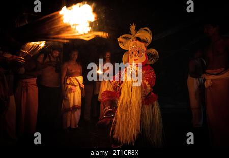 26. Oktober 2019, Kannur, Kerala. Ein Theyyam-Künstler führt das Ritual während des Tempelfestes in Kannur auf. Es ist eine rituelle Volkskunst-Form von Ker Stockfoto