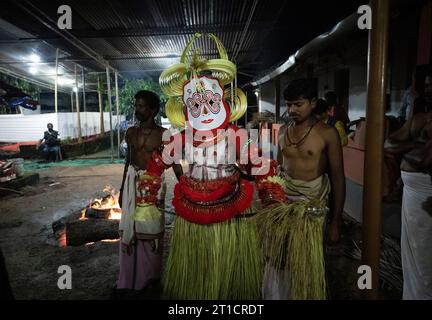 26. Oktober 2019, Kannur, Kerala. Ein Theyyam-Künstler führt das Ritual während des Tempelfestes in Kannur auf. Es ist eine rituelle Volkskunst-Form von Ker Stockfoto