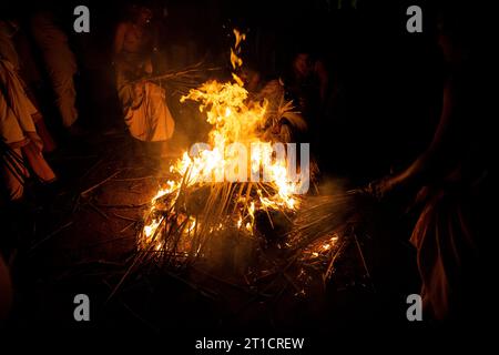 26. Oktober 2019, Kannur, Kerala. Ein Theyyam-Künstler führt das Ritual während des Tempelfestes in Kannur auf. Es ist eine rituelle Volkskunst-Form von Ker Stockfoto