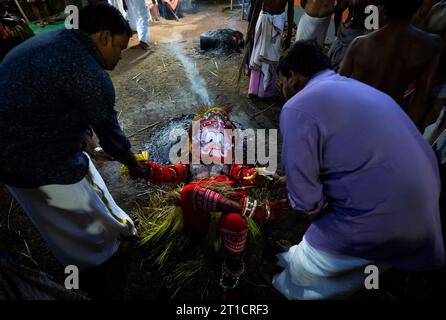 26. Oktober 2019, Kannur, Kerala. Ein Theyyam-Künstler führt das Ritual während des Tempelfestes in Kannur auf. Es ist eine rituelle Volkskunst-Form von Ker Stockfoto