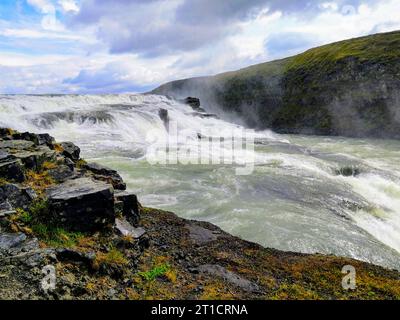 Gullfoss liegt an der berühmten Golden Circle Tour Route und ist eine der beliebtesten Touristenattraktionen Islands, Island Stockfoto