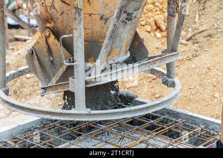 Detail der Betonierung der Kellerdecke mit Eisenstangen auf der Baustelle Stockfoto