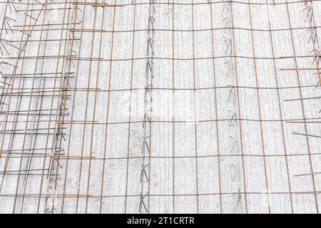 Detail der Betonierung der Kellerdecke mit Eisenstangen auf der Baustelle Stockfoto