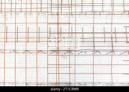 Detail der Betonierung der Kellerdecke mit Eisenstangen auf der Baustelle Stockfoto