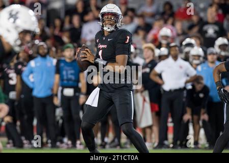 Houston, TX, USA. Oktober 2023. Der Houston Cougars Quarterback Donovan Smith (1) sucht einen Empfänger während eines Spiels zwischen den West Virginia Mountaineers und den Houston Cougars in Houston, Texas. Trask Smith/CSM/Alamy Live News Stockfoto