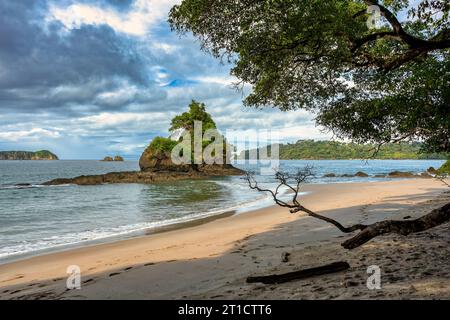 Playa im Manuel Antonio Nationalpark, Costa Rica Tierwelt. Pazifik. Malerische paradiesische tropische Landschaft. Pura Vida Konzept, Reise nach Exoti Stockfoto