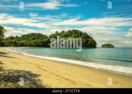 Playa im Manuel Antonio Nationalpark, Costa Rica Tierwelt. Pazifik. Malerische paradiesische tropische Landschaft. Pura Vida Konzept, Reise nach Exoti Stockfoto