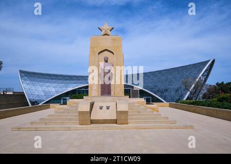 Blick auf die Statue, Grabstein von Hazi Aslanov, dem einzigen Aserbaidschaner, der ein zweimaliger Held der Sowjetunion wurde. Errichtet 1949. Standseilbahn Stockfoto