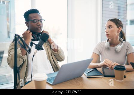 Mann, Podcast-Team und Streaming von Live- oder Online-Aufnahmen, kreativen Gesprächen oder Mikrofon. Schwarze männliche Person, Frau oder Laptop-Büro für soziale Zwecke Stockfoto